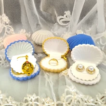 Boîte à bijoux en velours en forme de coquillage charmante - parfaite pour les bagues, boucles d'oreilles, colliers et bracelets - idéale comme cadeau de mariage et de fiançailles, présentoir. Paniers, boîtes et contenants pour l'organisation de la maison, pour le rangement de bijoux