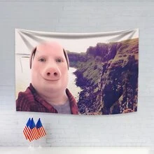 John Pork 笑着扔一个戴着猪头面具的人站在海边旗帜经典音乐卧室装饰壁挂挂毯房间装饰 - 彩色 - 查看 3