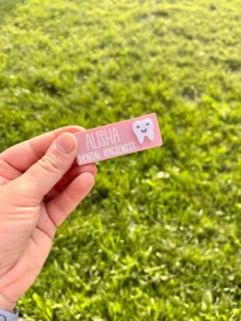 1 Pieza Etiqueta de nombre magnética - Higienista dental, Dentista, Asistente dental, Recepcionista dental, Oficina dental, Clínica dental, Accesorios de vestir, Otoño elegante, Novio, Novia, Familia, Amigos, Glamour de Año Nuevo, Accesorios para el cabello para mujeres - Multicolor - Ver 3
