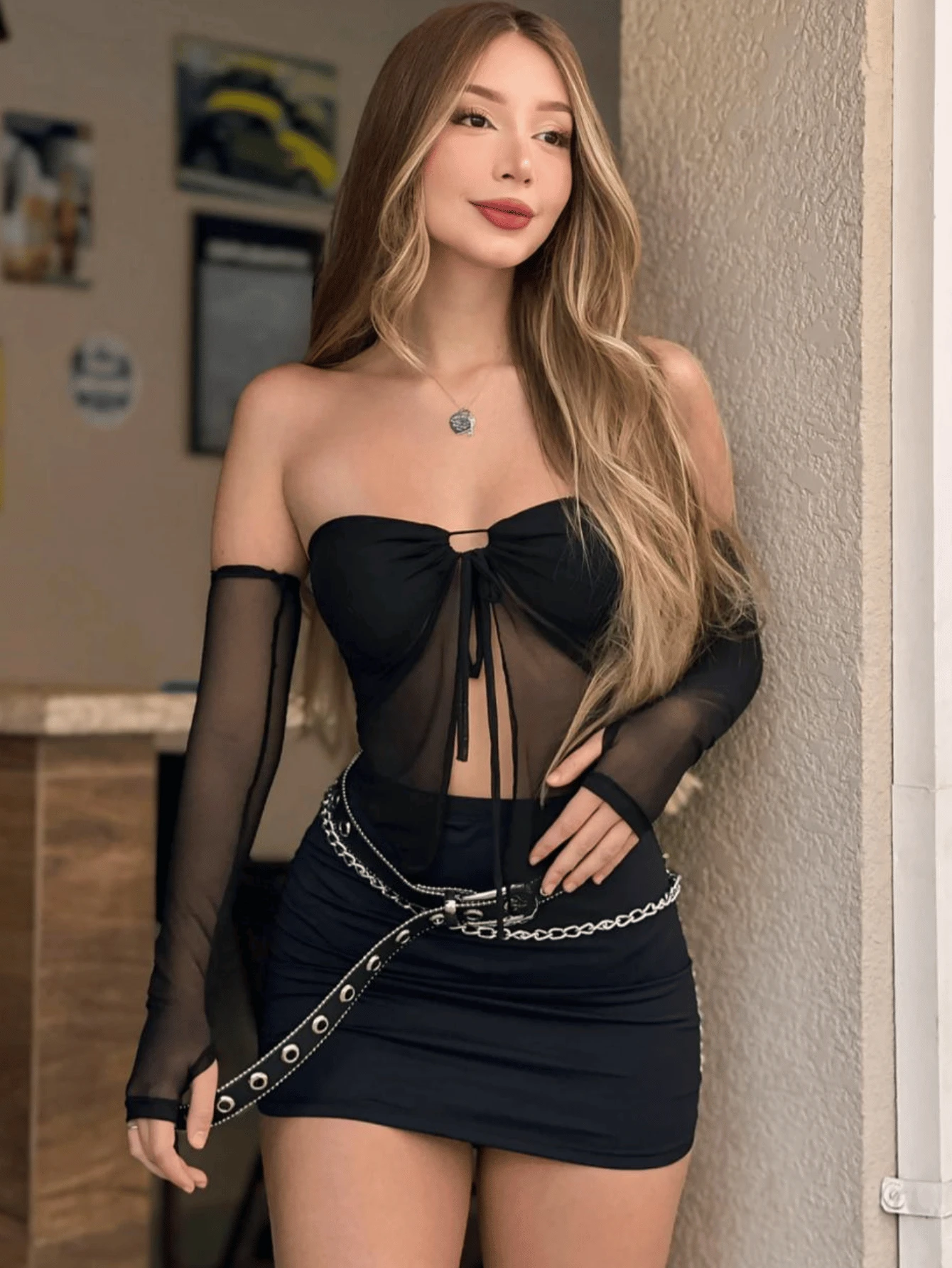 CROPPED CIGANINHA STRAP-OFF WITH PADDING AND GLOVE SLEEVES - 黑色 - 查看 1