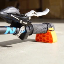 Soporte ZTTO para manillar de bicicleta con estabilizador de clip para estacionamiento invertido, estable para mantenimiento y reparación de MTB y eBIKE, se ajusta a empuñaduras de 30~34mm - Multicolor - Ver 10