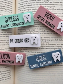 1 Pieza Etiqueta de nombre magnética - Higienista dental, Dentista, Asistente dental, Recepcionista dental, Oficina dental, Clínica dental, Accesorios de vestir, Otoño elegante, Novio, Novia, Familia, Amigos, Glamour de Año Nuevo, Accesorios para el cabello para mujeres - Multicolor - Ver 2