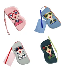 Un étui en silicone pour ranger des lunettes, avec une poignée pour le suspendre, adapté aux déplacements et à une utilisation portable. Il est imperméable et antichoc, conçu pour protéger les lunettes de la poussière. Parfait pour les fêtes de révélation du sexe, les anniversaires, les mariages, les fêtes. Cadeau idéal pour les collègues, les amis et la famille, la rentrée scolaire