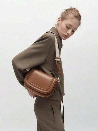 Nouveau sac à bandoulière classique mode Joker en couleur unie, en tissu PU imperméable. Sac à bandoulière large avec pince. Sac à bandoulière PU à rabat. Convient pour les voyages, les achats, les fêtes, les sorties, l'utilisation de bureau. Sac décontracté parfait pour le bureau, les affaires et le travail.