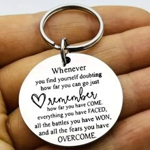 1 pièce Porte-clés inspirant en acier inoxydable - Porte-clés motivationnel avec des mots encourageants, style de rue "Reste fort", pour femmes et hommes, parfait pour les cadeaux de sensibilisation et de soutien, sac à dos, accessoires de voiture, gothique mignon Y2k