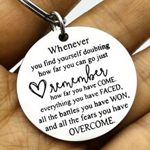 1 pièce Porte-clés inspirant en acier inoxydable - Porte-clés motivationnel avec des mots encourageants, style de rue "Reste fort", pour femmes et hommes, parfait pour les cadeaux de sensibilisation et de soutien, sac à dos, accessoires de voiture, gothique mignon Y2k