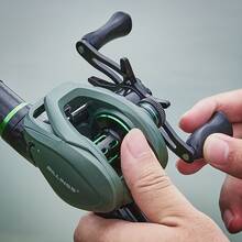 Carrete de pesca de casting Apto para agua dulce y salada Relación de engranaje de alta velocidad 7.2:1 Máxima resistencia al arrastre de 8 KG Con eje de metal Peso ligero de 6 oz Lanzamiento suave Perfecto para principiantes y todos los niveles - Verde - Ver 7