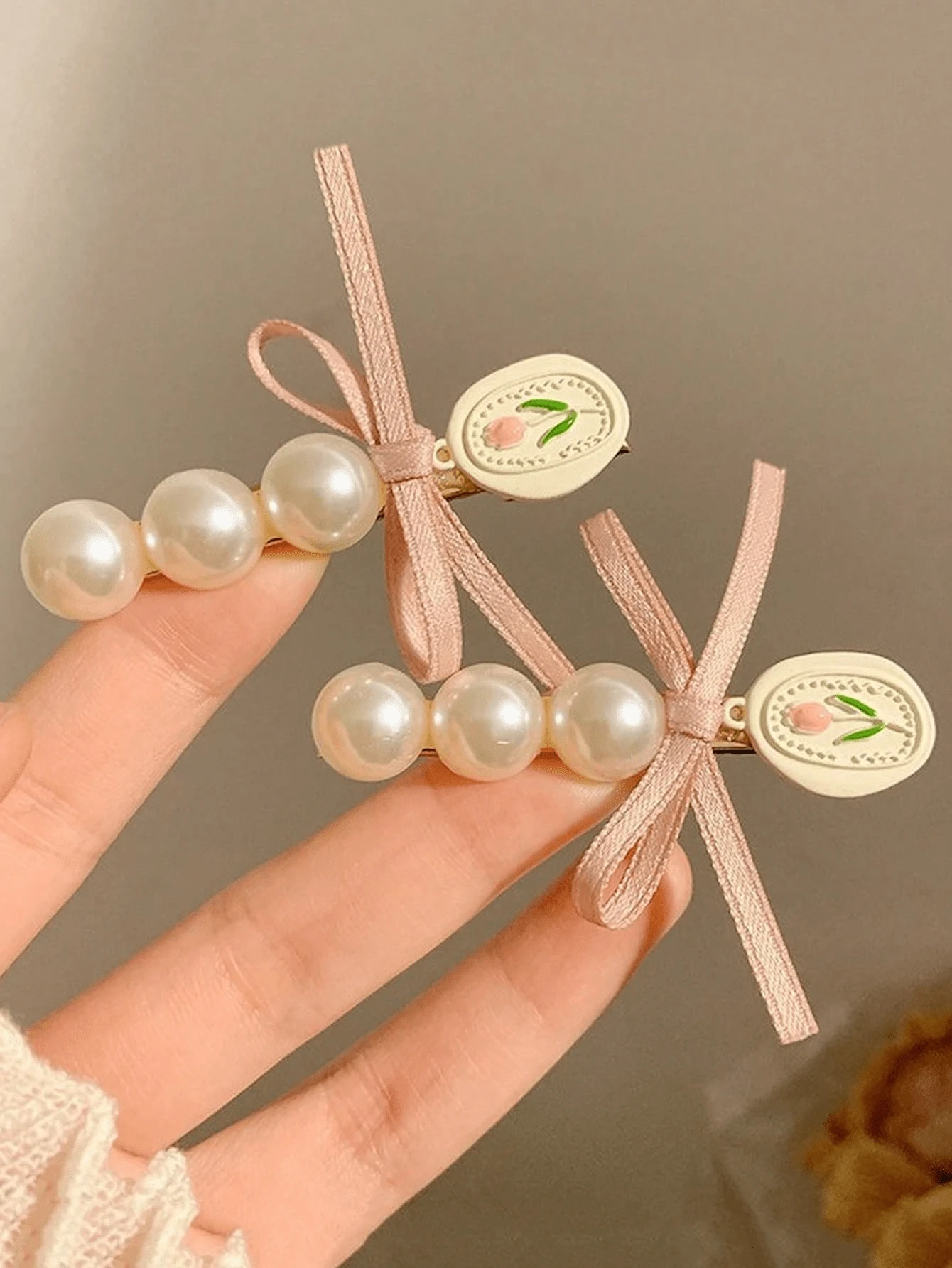 2 Pieces Of Girls Tulip Pearl Bow Hairpins Simple And Versatile Duckbill Clips - Multicolor - View 1
