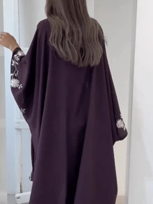女士穆斯林紫色长袍 - 白色花卉刺绣长袍，配可拆卸头巾，展现优雅时尚风格，卡夫坦长袍 - 紫色 - 查看 6