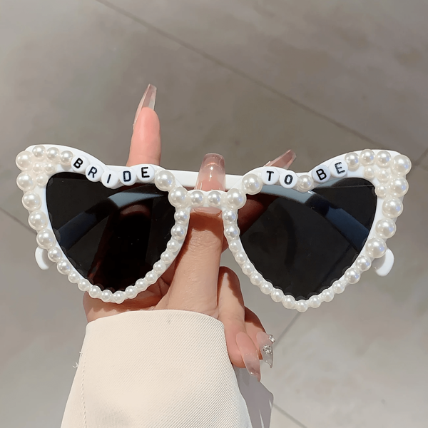 1 pièce Lunettes de mode en forme de cœur pour femmes avec décoration de fausses perles, lunettes de style mariage de couleur unie avec lettrage "FUTURE MARIÉE", lunettes commémoratives de mariage, cadeau décoratif