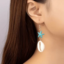 1 paire de boucles d'oreilles avec pendentif étoile de mer et coquillage, simples et à la mode dans un style plage. Convient pour un port quotidien, les vacances et en tant que cadeau pour les femmes