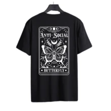 Playera AntiSocial Club Playera Mariposa , Playera estilo urbano inspirada en el icónico diseño de AntiSocial Social Club Playera Mariposa, perfecta para quienes buscan un look rebelde, moderno y con actitud. Esta camiseta combina moda streetwear con un mensaje audaz que refleja individualidad y estilo propio. Confeccionada en algodón de alta calidad, ofrece máxima comodidad y durabilidad. Ideal para outfits casuales, urbanos o alternativos. Expresa tu personalidad con esta prenda con vibra antisocial y esencia auténtica. - Negro - Ver 1