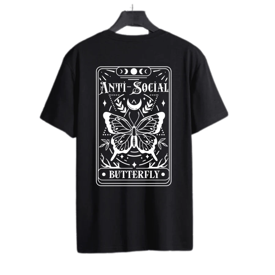 Playera AntiSocial Club Playera Mariposa , Playera estilo urbano inspirada en el icónico diseño de AntiSocial Social Club Playera Mariposa, perfecta para quienes buscan un look rebelde, moderno y con actitud. Esta camiseta combina moda streetwear con un mensaje audaz que refleja individualidad y estilo propio. Confeccionada en algodón de alta calidad, ofrece máxima comodidad y durabilidad. Ideal para outfits casuales, urbanos o alternativos. Expresa tu personalidad con esta prenda con vibra antisocial y esencia auténtica. - Negro - Ver 1