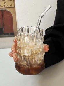 1 pièce Tasse à café en verre de 550 ml (sans paille) pour usage domestique, convenant aux femmes, tasse à boisson thé au lait. Tasses en verre à vagues esthétiques, verres à boire à design ondulé, verres à boire clairs pour café glacé, verrerie moderne et unique, verre court, verres à boissons froides, verre de cuisine créatif, tasses d'eau décoratives. Très adapté pour un usage quotidien, l'heure du café et du thé, la décoration de la maison, les réunions sociales, les cadeaux, les accessoires photo, les restaurants ou les cafés, etc. Retour à l'école