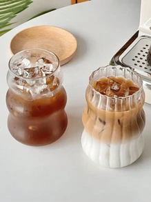 1 pièce Tasse à café en verre de 550 ml (sans paille) pour usage domestique, convenant aux femmes, tasse à boisson thé au lait. Tasses en verre à vagues esthétiques, verres à boire à design ondulé, verres à boire clairs pour café glacé, verrerie moderne et unique, verre court, verres à boissons froides, verre de cuisine créatif, tasses d'eau décoratives. Très adapté pour un usage quotidien, l'heure du café et du thé, la décoration de la maison, les réunions sociales, les cadeaux, les accessoires photo, les restaurants ou les cafés, etc. Retour à l'école