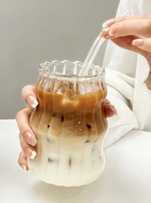 1 pièce Tasse à café en verre de 550 ml (sans paille) pour usage domestique, convenant aux femmes, tasse à boisson thé au lait. Tasses en verre à vagues esthétiques, verres à boire à design ondulé, verres à boire clairs pour café glacé, verrerie moderne et unique, verre court, verres à boissons froides, verre de cuisine créatif, tasses d'eau décoratives. Très adapté pour un usage quotidien, l'heure du café et du thé, la décoration de la maison, les réunions sociales, les cadeaux, les accessoires photo, les restaurants ou les cafés, etc. Retour à l'école