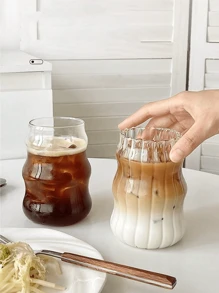 1 pièce Tasse à café en verre de 550 ml (sans paille) pour usage domestique, convenant aux femmes, tasse à boisson thé au lait. Tasses en verre à vagues esthétiques, verres à boire à design ondulé, verres à boire clairs pour café glacé, verrerie moderne et unique, verre court, verres à boissons froides, verre de cuisine créatif, tasses d'eau décoratives. Très adapté pour un usage quotidien, l'heure du café et du thé, la décoration de la maison, les réunions sociales, les cadeaux, les accessoires photo, les restaurants ou les cafés, etc. Retour à l'école