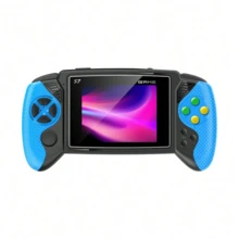 便携式复古视频手持游戏机 3.5 英寸操纵杆控制台内置 600 款游戏无线控制器游戏棒可充电连接电视，带充电线和电视线（采用经典红蓝/蓝/白配色方案）1020mAh