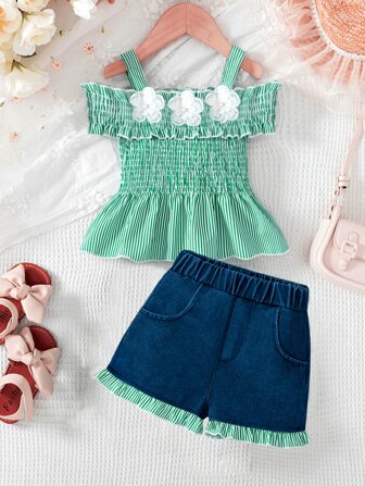 2 件年轻女孩休闲可爱编织条纹露肩荷叶边花卉背心 + 蓝色牛仔布拼布荷叶边短裤套装，适合春夏季日常休闲穿着