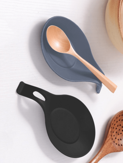 1 pezzo Sottopentola da cucina in silicone in due colori alla moda, nero e grigio. Sono realizzati in silicone di alta qualità, morbido e durevole.