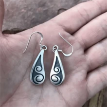 1 Pair Vintage Style Pear Shape Wavy Pendant Earrings, Suitable For Women's Daily Wear And Gifts, Suitable For All Seasons, Women's Holiday Accessories - Antique Silver - View 1