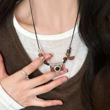 1Pc Retro Coffee Color Camera Pendant Necklace Woman, Sweet Cool Hot Girl Style Hip Hop Sweater Chain, Fashionable Cool Senior Sense Accessories
