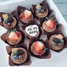 50 pièces de caissettes à cupcakes décoratives avec imprimé tulipe, caissettes de cuisson anti-huile avec des motifs floraux élégants, convenant pour les mariages, anniversaires, Halloween, Noël, baby showers, avec une variété de couleurs et de designs