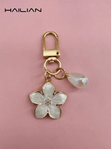 HAILIAN 1 pièce Porte-clés en forme de Sakura en matériau d'alliage, léger et élégant avec des perles multicolores. Convient pour les femmes comme accessoire de sac quotidien, accessoire de voyage, accessoire de plage, charm de sac, porte-clés de voiture, cadeau de fête d'anniversaire pour couples