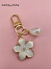 HAILIAN 1 pièce Porte-clés en forme de Sakura en matériau d'alliage, léger et élégant avec des perles multicolores. Convient pour les femmes comme accessoire de sac quotidien, accessoire de voyage, accessoire de plage, charm de sac, porte-clés de voiture, cadeau de fête d'anniversaire pour couples