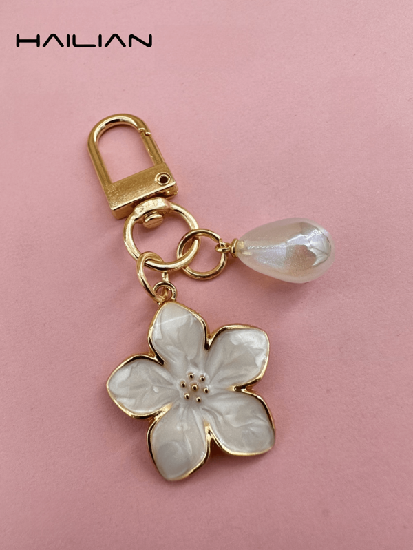 HAILIAN 1 pieza Llavero con forma de flor de cerezo de material de aleación, ligero y elegante con perlas de varios colores, adecuado para mujer como accesorio diario de bolso, accesorio de viaje, accesorio de playa, dije de bolso, llavero de coche, regalo de cumpleaños para parejas