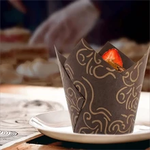 50 pièces de caissettes à cupcakes décoratives avec imprimé tulipe, caissettes de cuisson anti-huile avec des motifs floraux élégants, convenant pour les mariages, anniversaires, Halloween, Noël, baby showers, avec une variété de couleurs et de designs