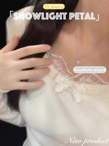 Collier flocon de neige délicat à pétales de lumière de neige | Pendentif élégant plaqué argent avec cristal pour filles et femmes | Cadeau d'hiver pour Noël, la Saint-Valentin et l'anniversaire