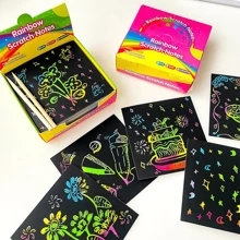 50 piezas de nuevas pinturas rascables DIY creativas, cuadernos de graffiti de colores deslumbrantes. Son juguetes estudiantiles y cuadernos de pintura rascable interesantes con encuadernación de espiral. Son adecuados como regalos para fiestas de cumpleaños, festivales y otras reuniones, Día de la Madre, regalo para mamá, regreso a la escuela, útiles escolares