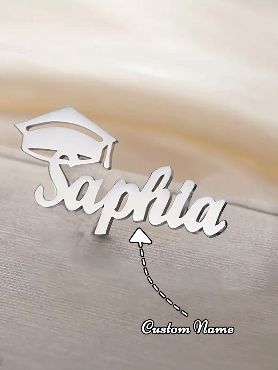 Broche personnalisée minimaliste en acier inoxydable avec nom, broche unique personnalisée pour tous les jours pour femmes, cadeau de graduation idéal pour la famille et les amis