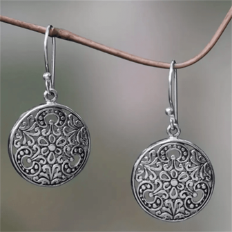1 Pair Vintage Style Carved Hollow Flower Design Round Pendant Earrings, Suitable For Casual Wear, Ideal Gift For Women On Anniversary, Birthday Or Any Occasion