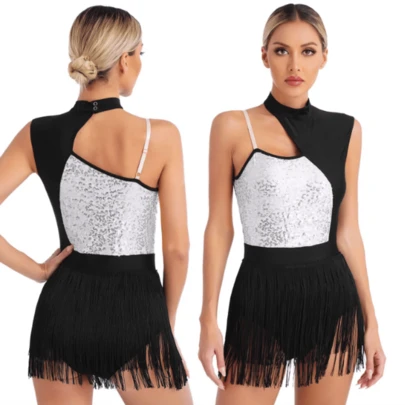 Elegante blusa de baile sin mangas con cuello halter, de ante sintético, con apliques de pedrería y minifalda elástica mediana con borlas, ideal para fiestas.