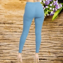 Pantalones de cintura alta con botones y lengüeta Un par de pantalones tejidos en un color sólido que presenta una cintura alta con lengüetas abotonadas, un ajuste ajustado y un largo completo, ropa de mujer - Azul - Ver 2