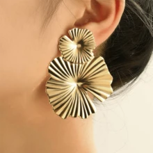 1 Pair Women's Minimalistic Flower Earrings - Gold - View 1