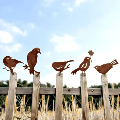5 Stücke vintage Eisenvogel Silhouette, Garten Dekor Stäbe, rostiges Metallvogel Land-Zaun Holzpfosten, für Gartenzaun Dekoration, Outdoor Garten Waldlandschaft Dekoration