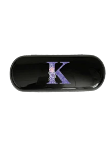 Hộp đựng kính màu trơn kiểu kem/Monet, hộp đựng kính màu đen có in chữ cái đầu tiên từ A đến Z của một bông hoa màu tím, thiết kế mới và đơn giản, tiện lợi và di động với chức năng chống thấm nước và chống bụi, hộp đựng kính râm hình chữ cái - màu đen - Xem 12