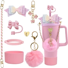 Zestaw akcesoriów do kubków 1 szt. Kompatybilny z kubkiem 30 uncji 40 uncji Zawiera 1 szt. Pasek na uchwyt butelki z wodą 1 szt. Osłona na słomkę Siliocne 1 szt. Osłona na kubek Siliocne 2 szt. Akcesoria do zawieszek, artykuły szkolne