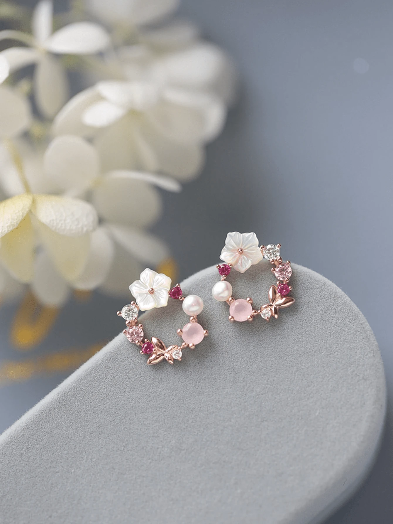 1 Paar Cut Out Strass-Blumen Faux-Perlen Ohrringstuds, geeignet für den täglichen Gebrauch