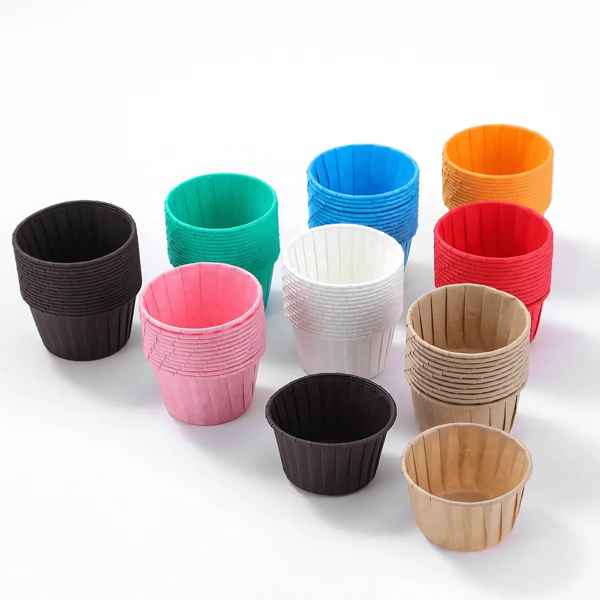 50 stuks hittebestendige en oliebestendige papieren cakevormpjes, cakevormpjes, ovenvaste papieren bakjes, papieren bakjes met rolrand, bakvormen voor cakevormpjes, cakevormpjes voor kleine cakevormpjes, bakkerij, kerst, bruiloft, verjaardag, feest, papieren bekertjes