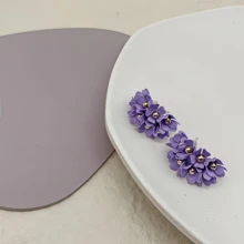 Set de 4 pendientes morados: Pendientes elegantes de flor morada de 5 pétalos 3D de acrílico hueco, pendientes de flor de resina de varias capas, aros de color caramelo, pendientes colgantes de lirio del valle morado - Adecuados para uso diario, viajes, fiestas de cumpleaños