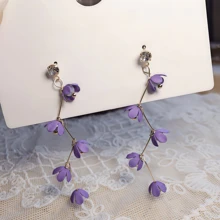 Set de 4 pendientes morados: Pendientes elegantes de flor morada de 5 pétalos 3D de acrílico hueco, pendientes de flor de resina de varias capas, aros de color caramelo, pendientes colgantes de lirio del valle morado - Adecuados para uso diario, viajes, fiestas de cumpleaños