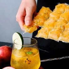 100 piezas de bolsas desechables para cubitos de hielo, bolsas congeladoras con cierre automático para cócteles y bebidas, plástico apto para alimentos, color blanco, excelente para fiestas y uso doméstico, esenciales para la cocina de verano, enfriamiento de cócteles | Diseño de autosellado | Eficacia práctica
