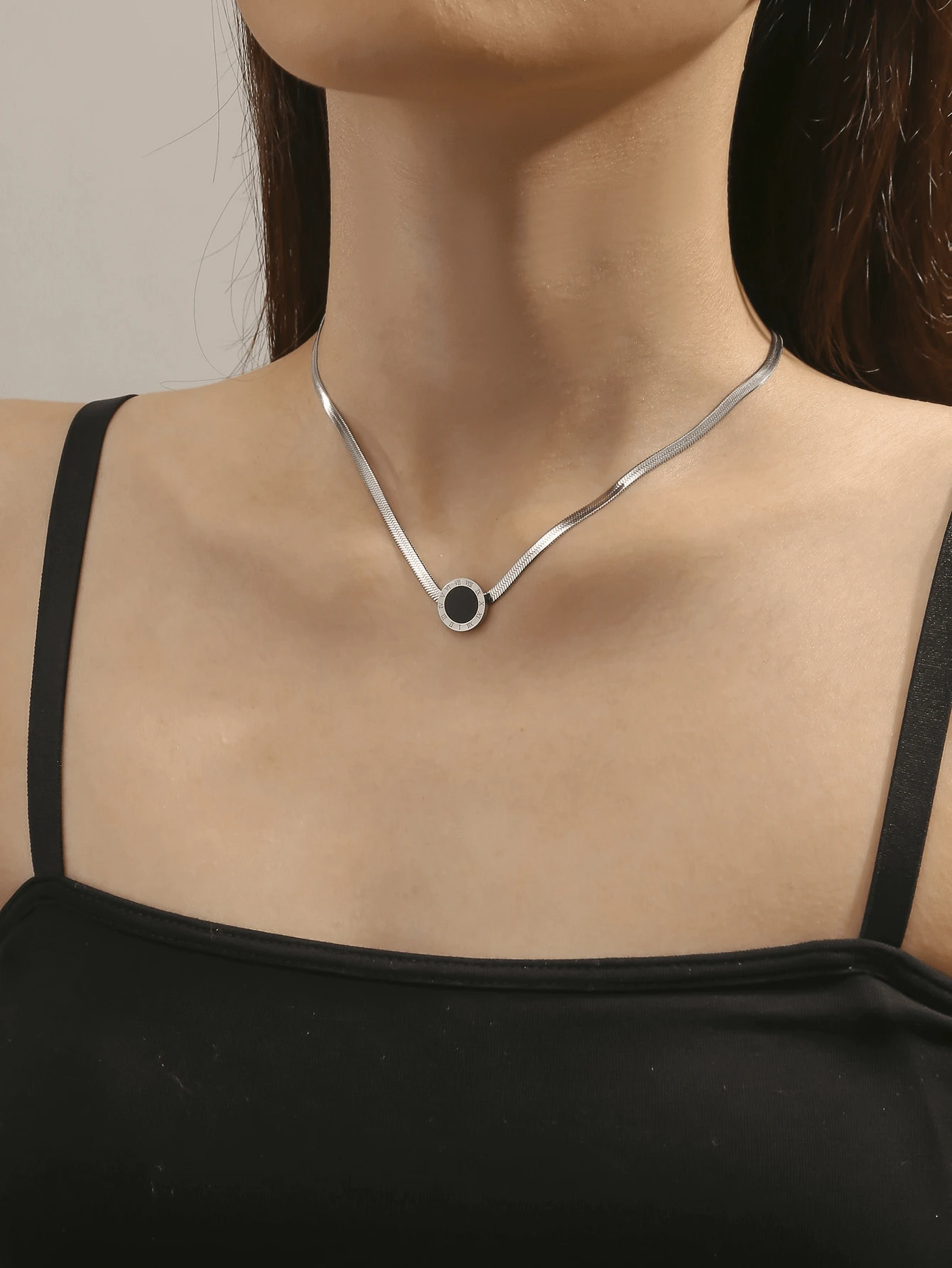 1 chiếc mặt dây chuyền hình tròn số La Mã bằng thép titan, dây chuyền choker không phai màu. - Bạc - Xem 1