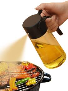 1 pieza Dispensador de aceite de cocina multifunción de 470ml. Disponible en opciones de color negro y blanco. Este innovador recipiente ofrece opciones tanto de vertido como de rociado. El diseño de rociado distribuye el aceite de manera uniforme, ideal para una cocción saludable, apto para freír, hornear, suministros para cena familiar y suministros para fiestas.