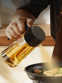 1 pieza Dispensador de aceite de cocina multifunción de 470ml. Disponible en opciones de color negro y blanco. Este innovador recipiente ofrece opciones tanto de vertido como de rociado. El diseño de rociado distribuye el aceite de manera uniforme, ideal para una cocción saludable, apto para freír, hornear, suministros para cena familiar y suministros para fiestas.
