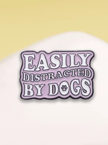 1 Pieza Divertido Texto Insignia de Esmalte Personalizada "TRABAJO DURO PARA QUE MI PERRO TENGA COSAS BONITAS" Broche Volteado Emblema Amante de Perros Dibujos Animados Joyería para Amigos Accesorios de Vestir Insignia para Ropa Bolso Encanto Accesorios Escolares de Oficina Camisas Chaqueta Navidad Halloween